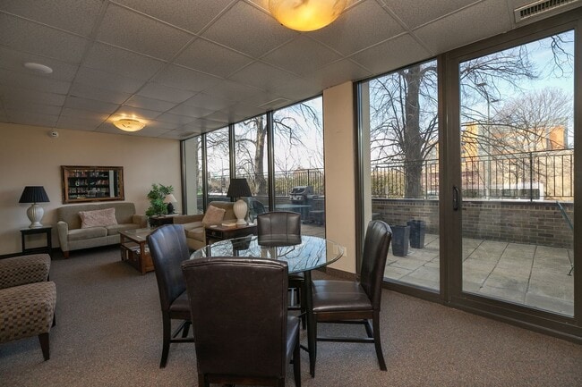 Building Photo - FALL RENT DEAL! Unbeatable Views, Ample Am...