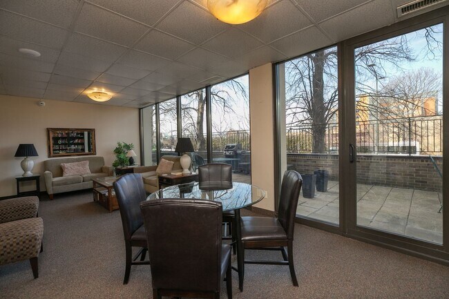 Building Photo - Unbeatable Views, Ample Amenities, 2 Bed 1...