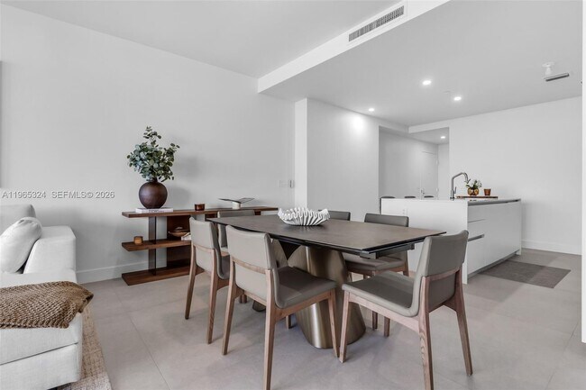 Building Photo - 700 NE 24th St