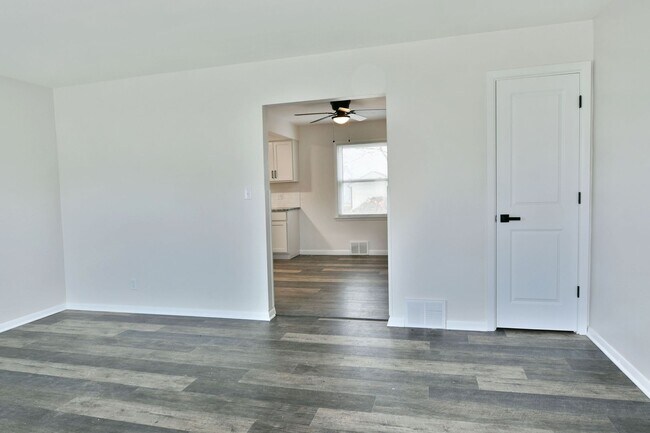 Building Photo - House for RENT in Girard!