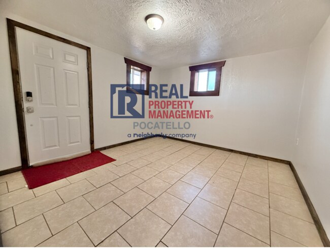 Building Photo - Beautiful 5 bed 2 bath country living - 5+...