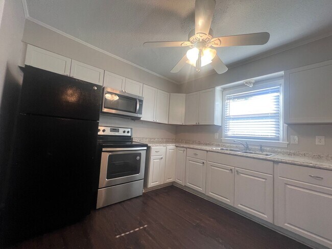 Building Photo - 3605 Somerset Dr