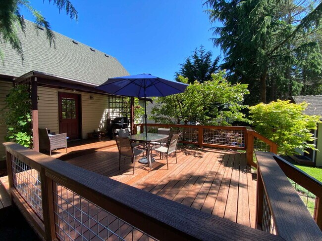 Building Photo - Quiet 3-Bed, 1.5-Bath Home with Large Encl...