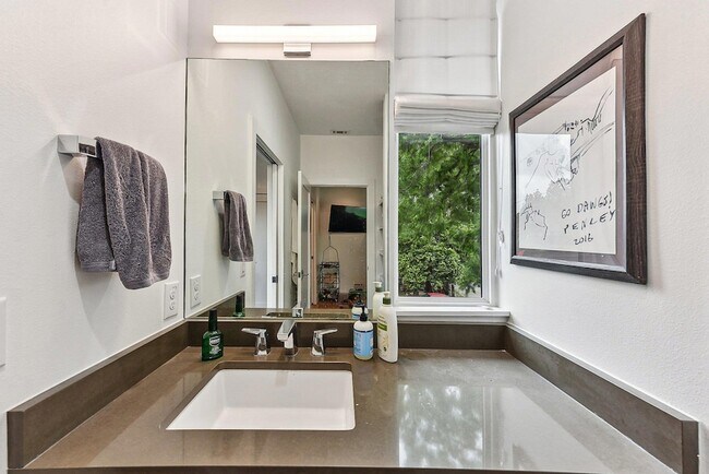 Building Photo - 2313 Oak Crest Ave