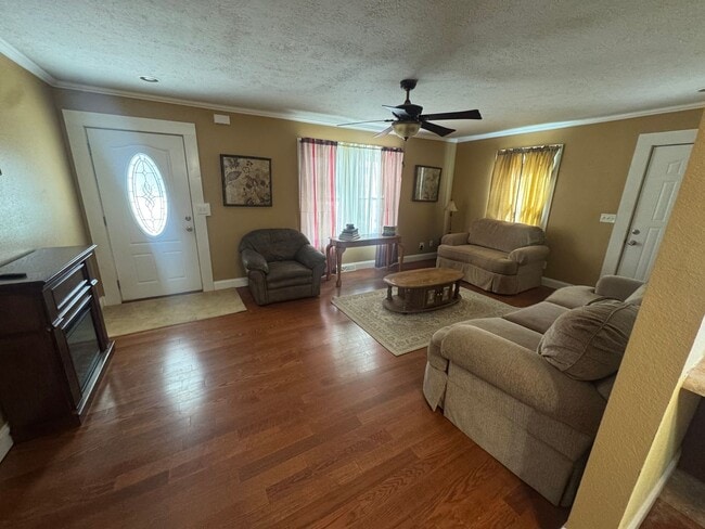 Building Photo - Furnished 3 Bedroom Home in Waynesville, MO!