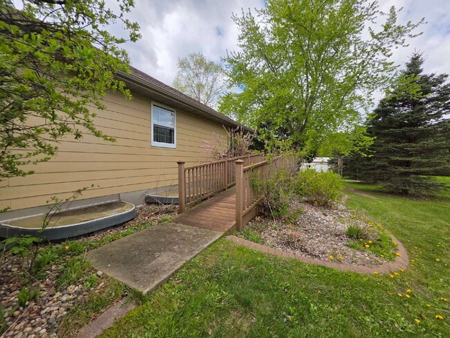 Building Photo - Multi generational Home New London
