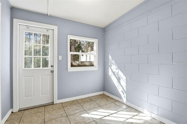 Building Photo - 1972 Bonneville Dr