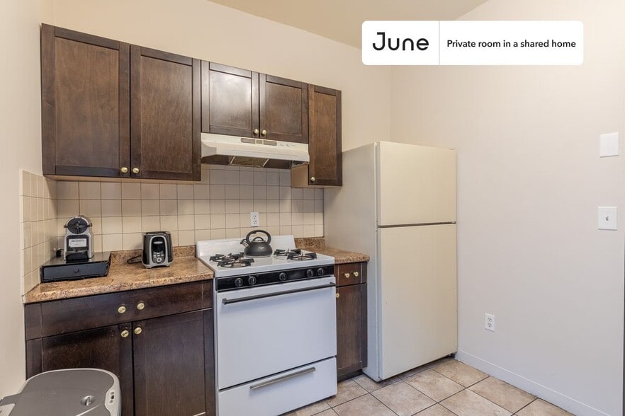 Building Photo - Room in Shared 4 bed/1 bath home in Mission Hill