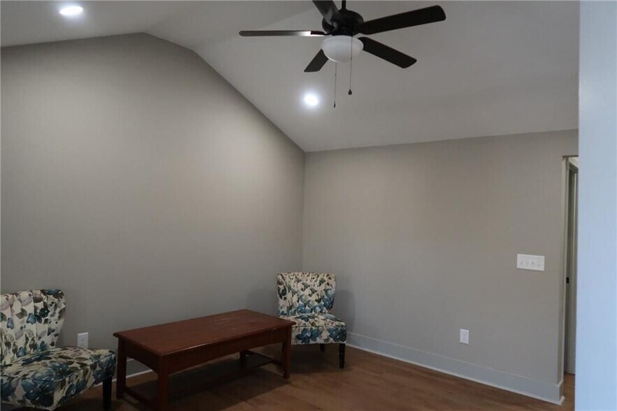 Building Photo - 7 N Annie St