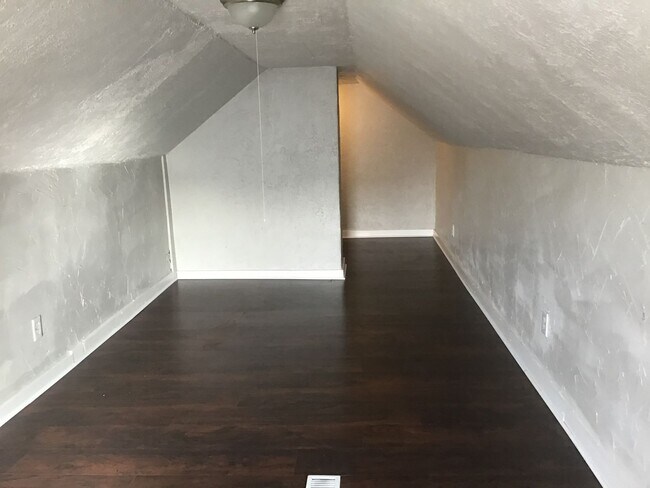 Building Photo - Single Family Home 3 beds 2 full bath Available Now!