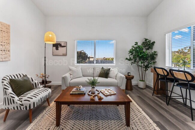 Building Photo - 832 Desty St