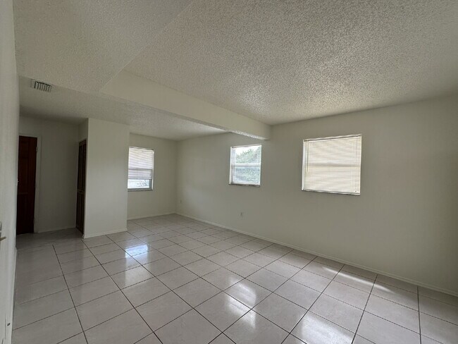 Building Photo - 4416 Englewood Rd