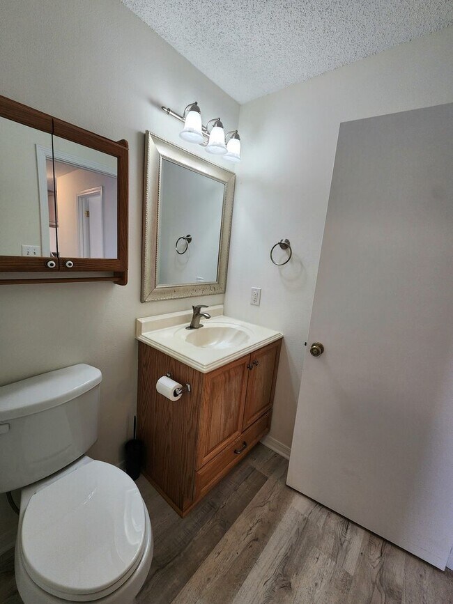 Building Photo - Gulf Shores 2/1.5 condo at Country Club Village