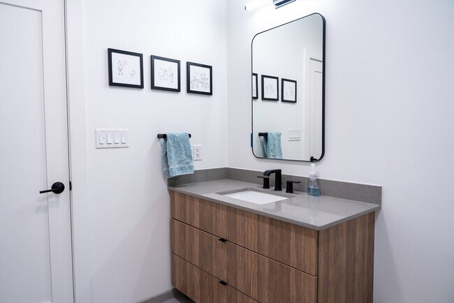 Building Photo - 2 Sinclair Rd