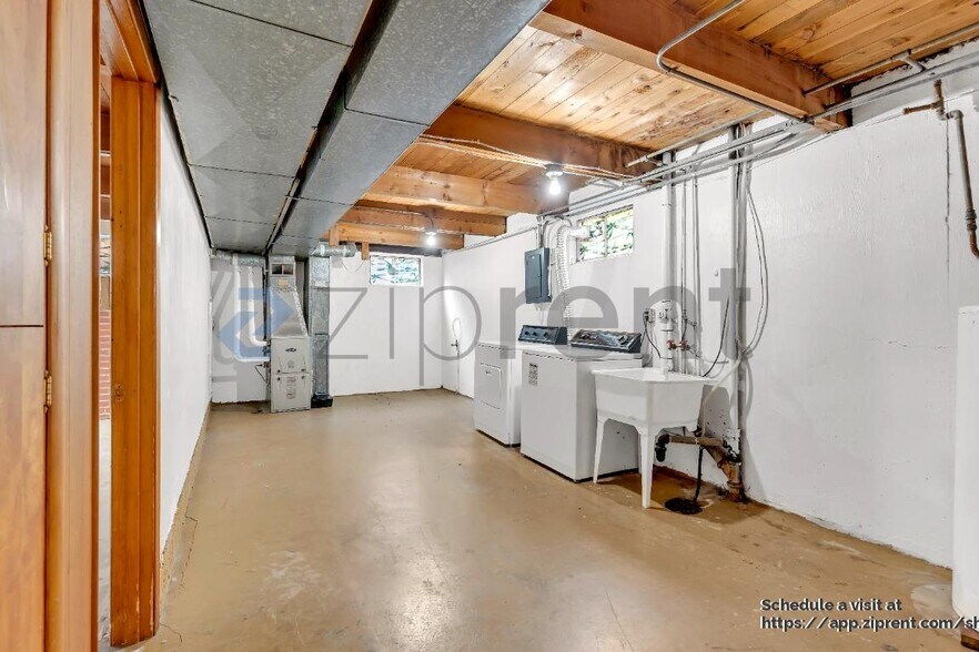 Building Photo - 6115 NE Clackamas St