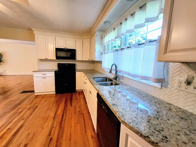 Building Photo - 3 Bedroom Brick Home