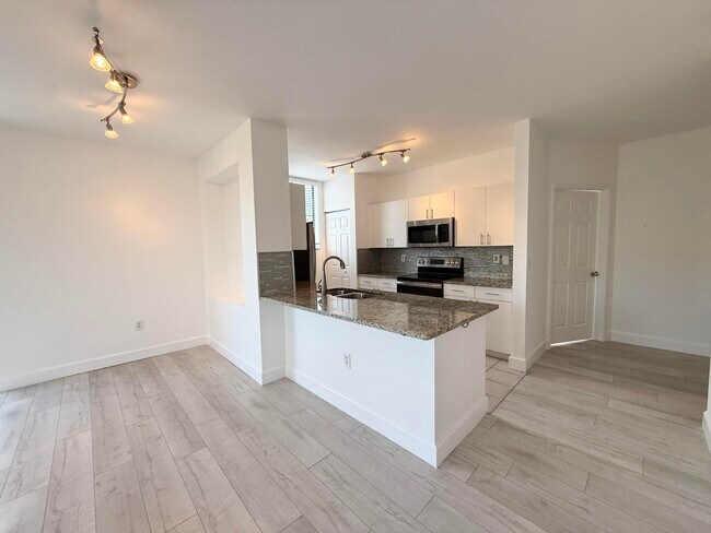 Building Photo - 630 S Sapodilla Ave