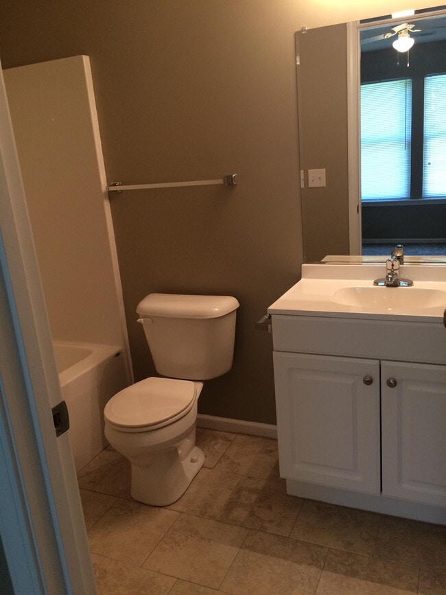 Building Photo - 711 E Culton St