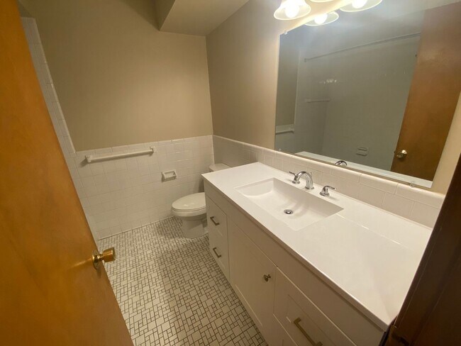 Building Photo - Cozy 2 Bedroom, 1 Bath Apartment with Balc...