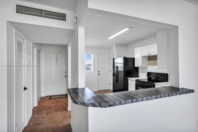 Building Photo - 1770 NE 191st St