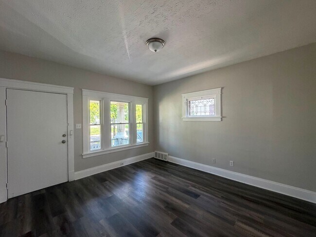 Building Photo - 10012 Manor Ave