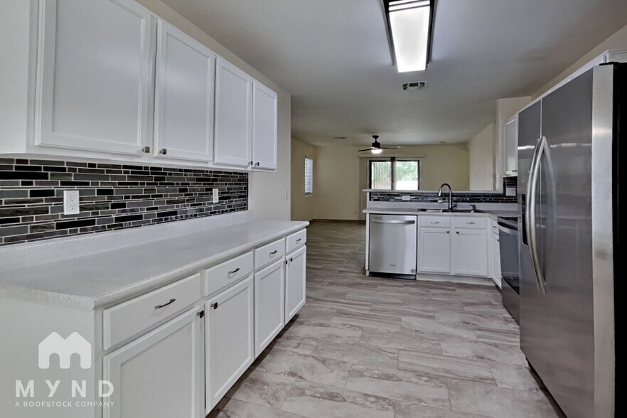 Building Photo - 10025 W Miami St