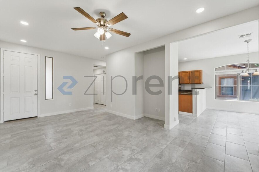 Building Photo - 2600 E Springfield Pl