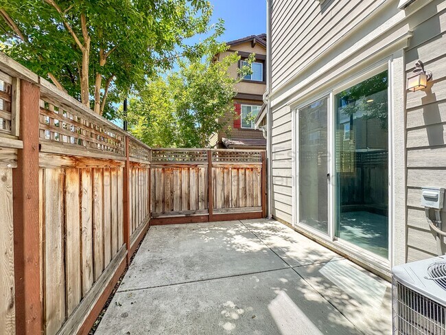 Building Photo - 3331 Rosenblatt St