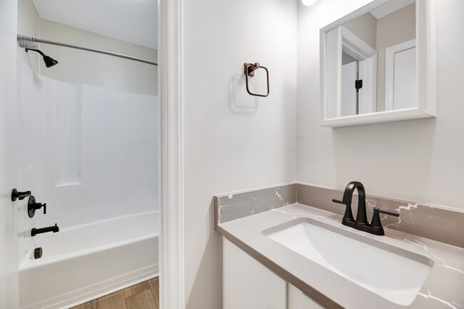 shared bath between 2nd and 3rd bedroom - 5540 Kaplan Dr