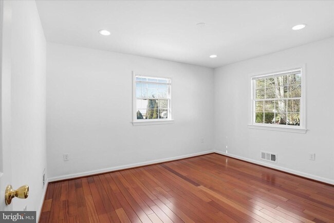 Building Photo - 3033 Sylvan Dr