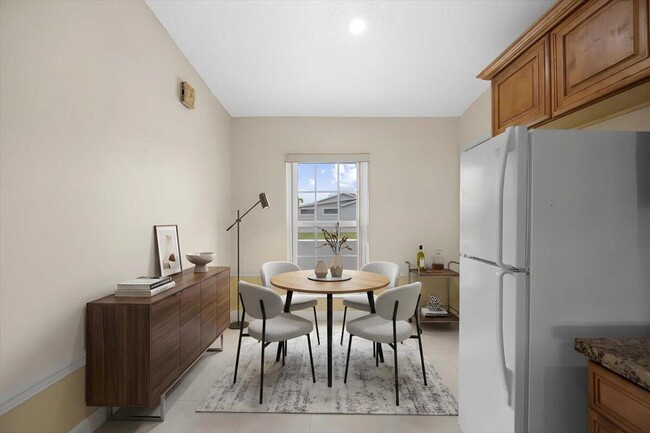 Building Photo - 5540 Lakewood Cir S