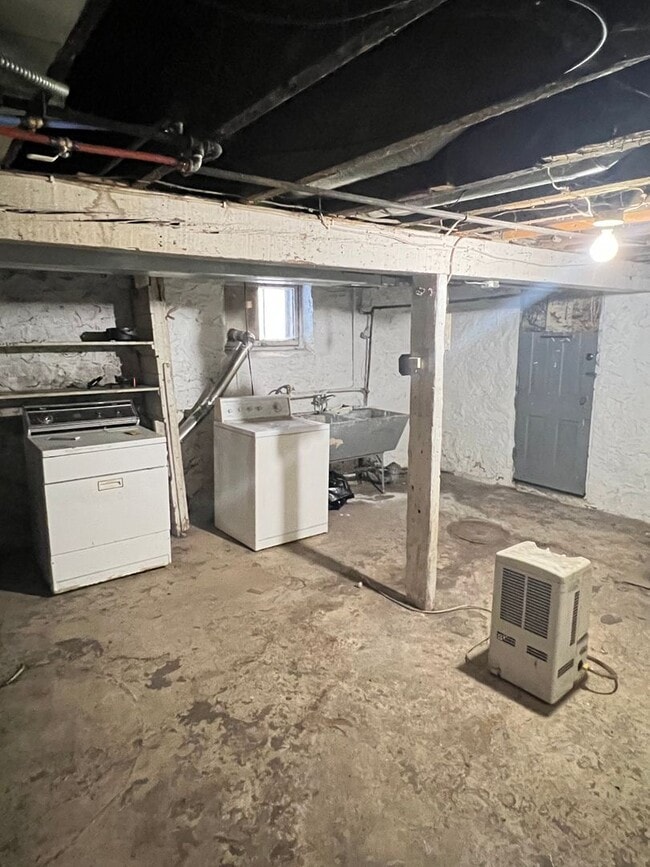 Building Photo - AVAILABLE JUNE - Beautifully Renovated 4 Bed 1 Bath in East Hillside