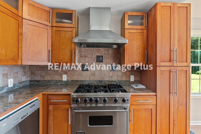 Building Photo - Picturesque 3-Bedroom Home with Cathedral ...