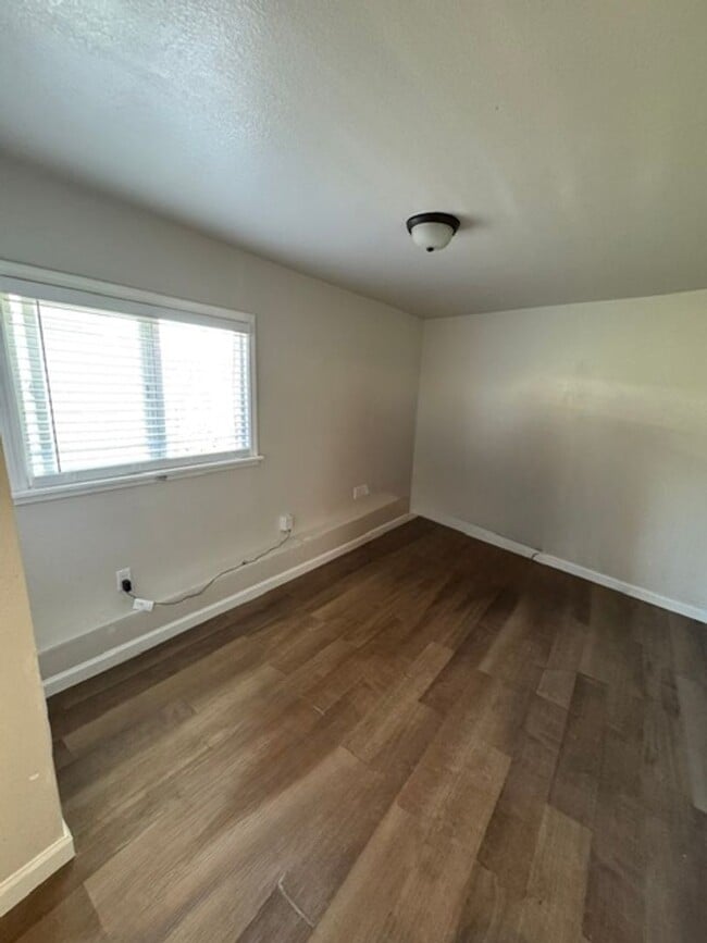 Building Photo - 1621 Sumatra St
