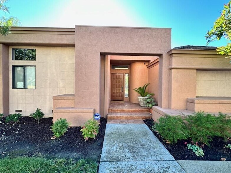 Building Photo - 4009 W Lakeshore Dr