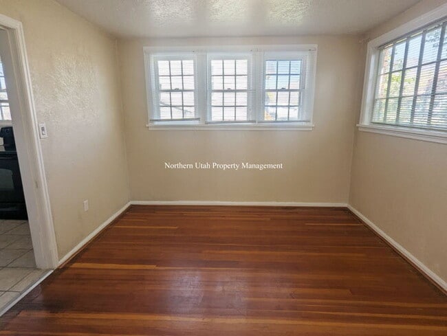 Building Photo - 2 Bed 1 Bath