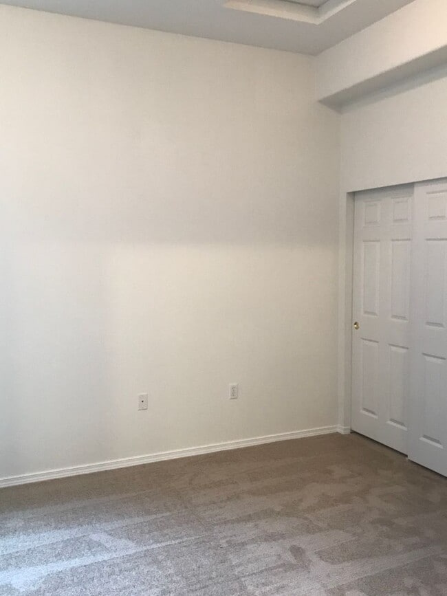 Building Photo - 4 Bed 3 Bath Gated Townhome Near Maplewood Golf