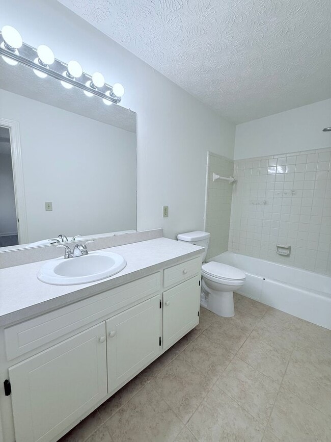 Building Photo - Gorgeous townhouse in great Gainesville location!