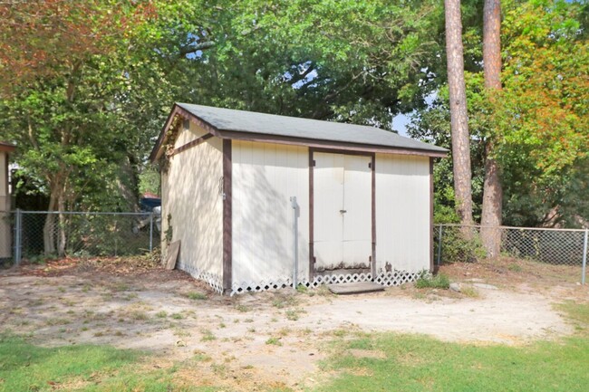 Building Photo - SPACIOUS Brick Home in Goldsboro w/ HUGE C...