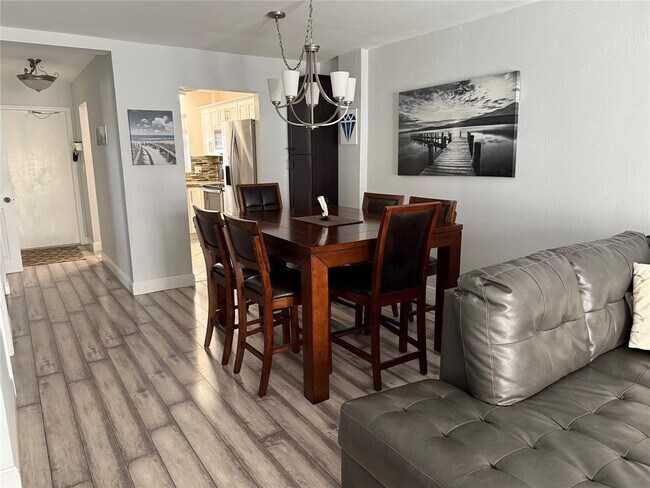 Building Photo - 1161 Hillsboro Mile