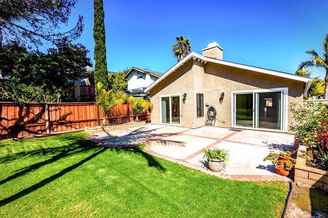 Building Photo - 2 bedroom home with wonderful location A MILE FROM THE BEACH