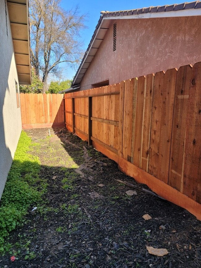 Building Photo - MON390