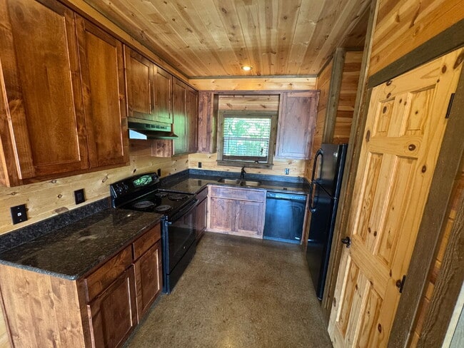 Building Photo - 2 bed 2 bath fourplex. Stained concrete floors. Washer & Dryer hookups in unit.