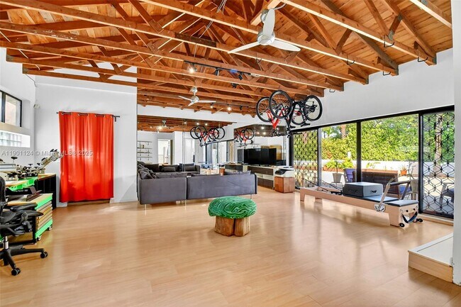 Building Photo - 2910 N Flagler Dr