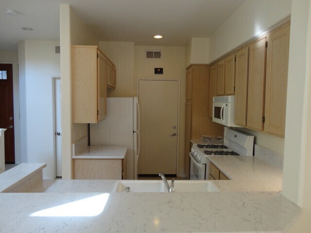 Building Photo - Available Now Beautiful Dual MSTR 2 + 2.5 Townhouse Valencia