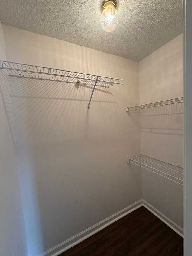 Building Photo - 1966 Abbott Cove