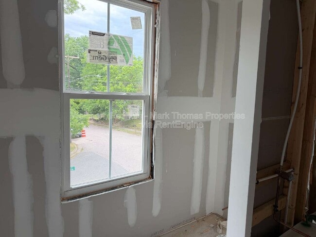 Building Photo - 1203 Fern St