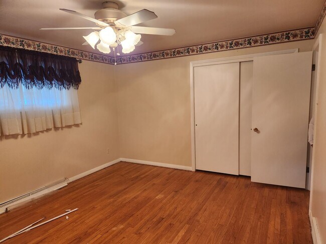 Building Photo - Very Nice- furnished 3-BR