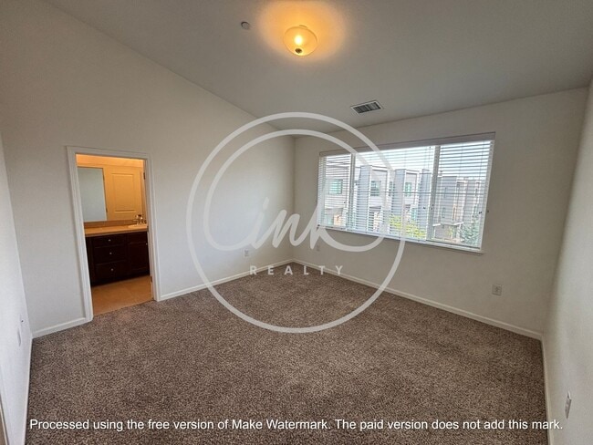 Building Photo - Beatiful Townhome off of Truckee River