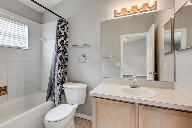 Building Photo - Land O'Lakes 3 Bed/2.5 Bath Townhome for L...
